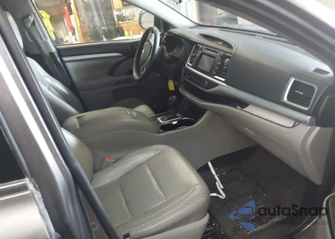 2016 Toyota Highlander Le V6 z USA, uszkodzony, nr VIN 5TDBKRFH1GS268230